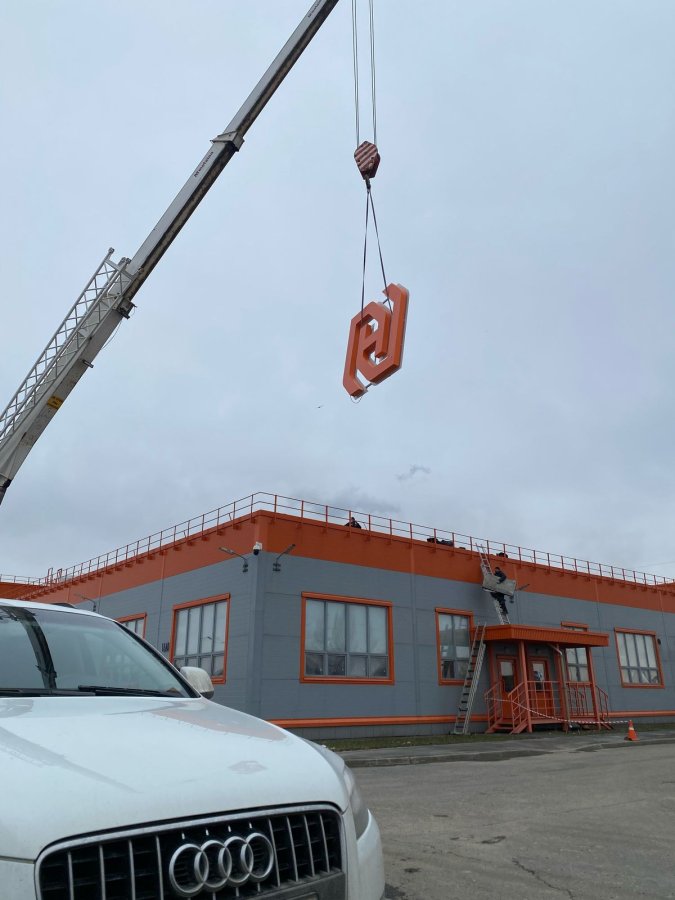 Монтаж крышной установки с использованием крана